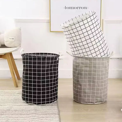 Le Panier à Linge Pliable - 3 couleurs differentes posés dans le salon